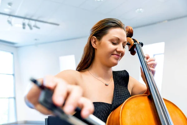 Frau spielt Cello — Stockfoto