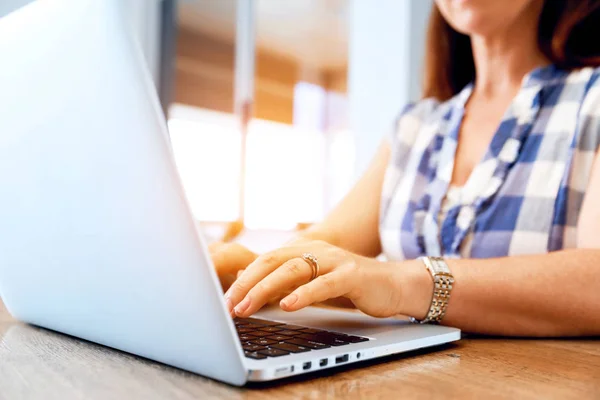 Zralá krásná žena pracující na svém laptopu — Stock fotografie