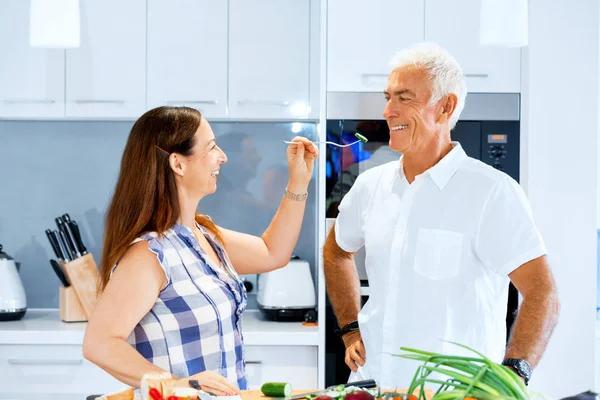 Ouder paar thuis koken — Stockfoto