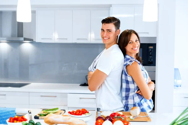 Pareja cocinando juntos en casa — Foto de Stock