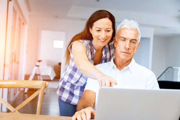 Mutlu modern Olgun çift üstünde laptop evde çalışma — Stok fotoğraf