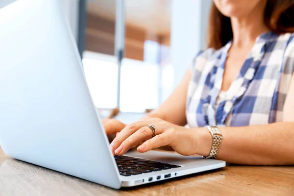 Rijpe mooie vrouw die op haar laptop werkt — Stockfoto