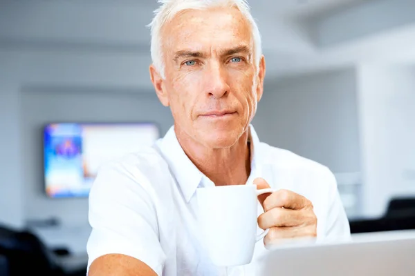 Man die thuis aan laptop werkt — Stockfoto