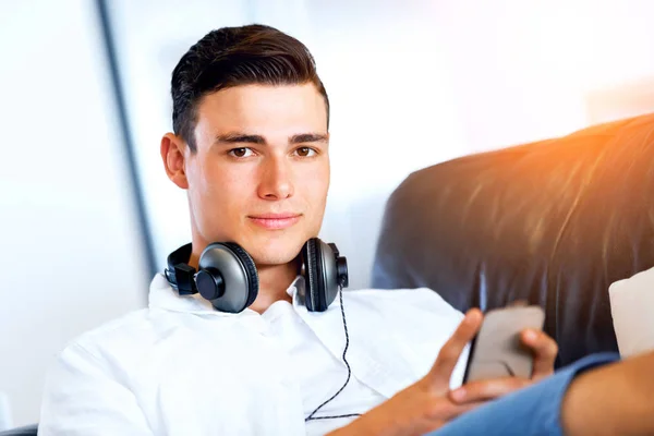 Portrait of young man holding phone — Stock Photo, Image