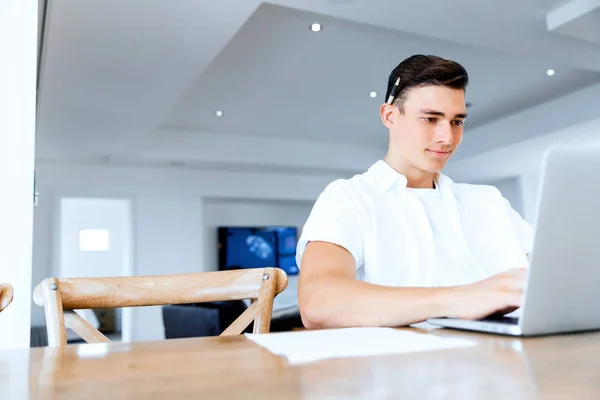 Homem trabalhando no laptop em casa — Fotografia de Stock