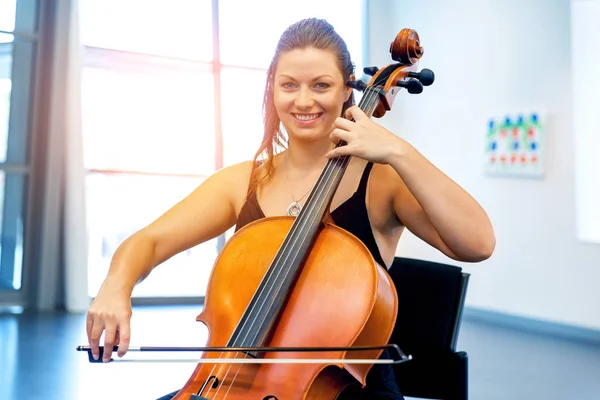 Donna che suona il violoncello — Foto Stock