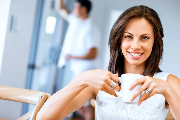 Ευτυχισμένη νεαρή γυναίκα με φλιτζάνι τσάι ή καφέ — Φωτογραφία Αρχείου