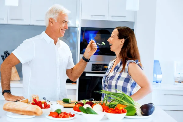 Mature couple cuisine à la maison — Photo