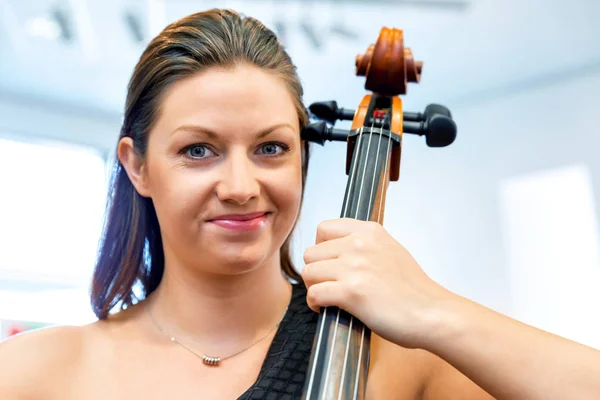 Kvinna spelar cello — Stockfoto