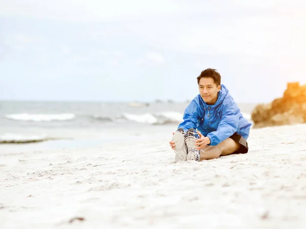 Junger Mann treibt Sport am Strand — Stockfoto