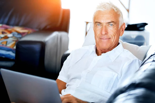 Man working on laptop at home — Stock Photo, Image