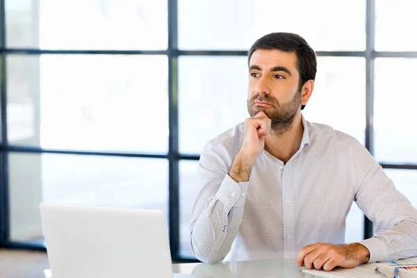 Uomo d'affari pensieroso a ufficio — Foto Stock