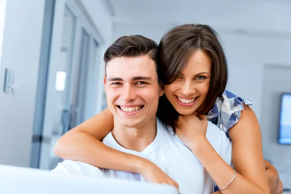 Smiling Young Couple Looking Camera — Stock Photo, Image