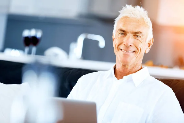 Mann arbeitet zu Hause am Laptop — Stockfoto