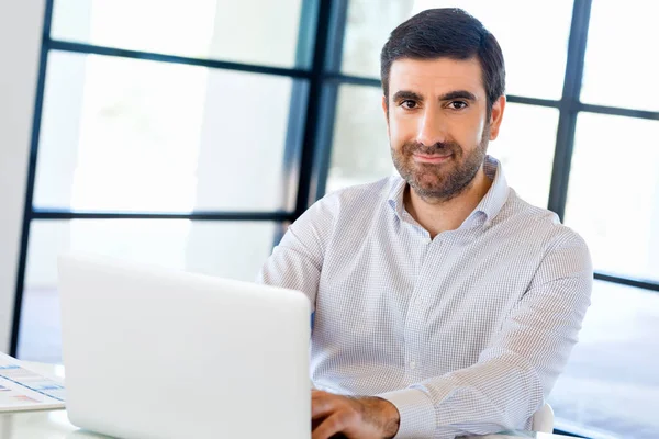 Knappe zakenman werkt op computer — Stockfoto