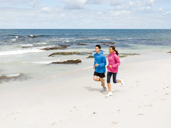 Casal jovem Correndo ao longo da costa do mar — Fotografia de Stock