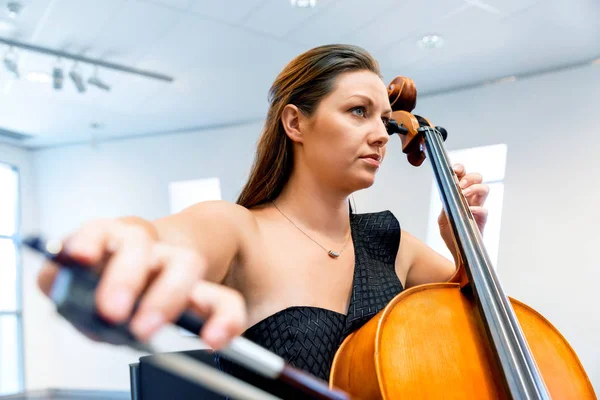 Mulher tocando violoncelo — Fotografia de Stock