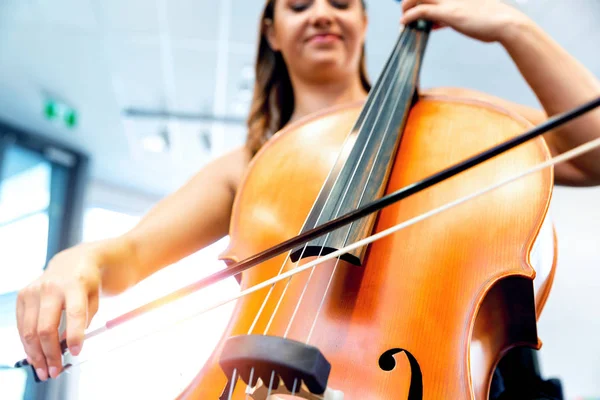 Femme jouant du violoncelle — Photo