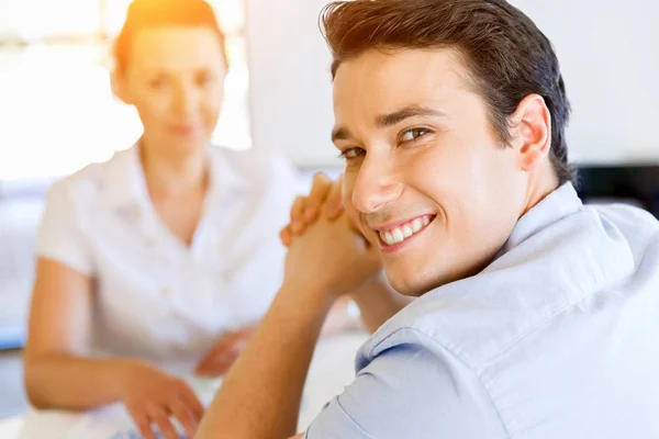 Junger Mann lässig im Büro — Stockfoto