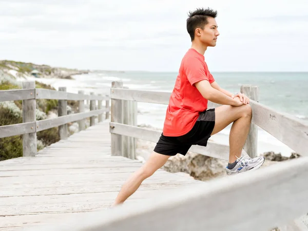 Junger Mann treibt Sport am Strand — Stockfoto