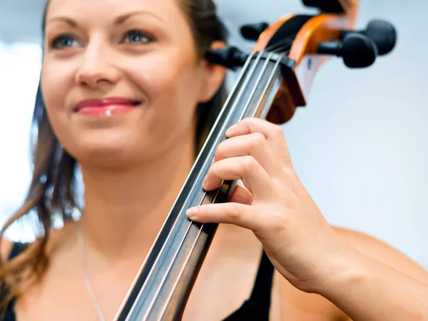 Vrouw spelen cello — Stockfoto