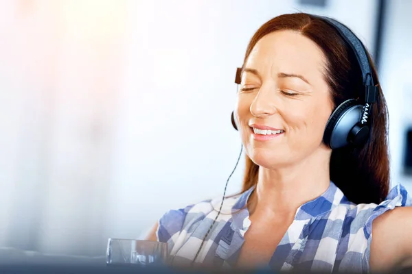 Glücklich lächelnde Frau entspannt sich und hört Musik — Stockfoto