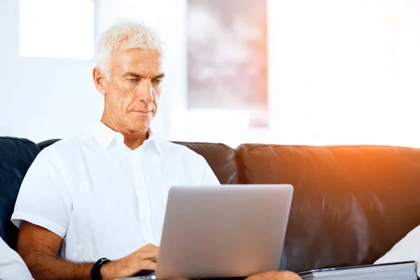 Człowiek pracujący na laptopie w domu — Zdjęcie stockowe