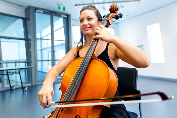 Donna che suona il violoncello — Foto Stock
