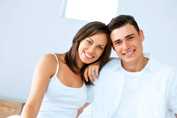 Jovem casal feliz no quarto — Fotografia de Stock