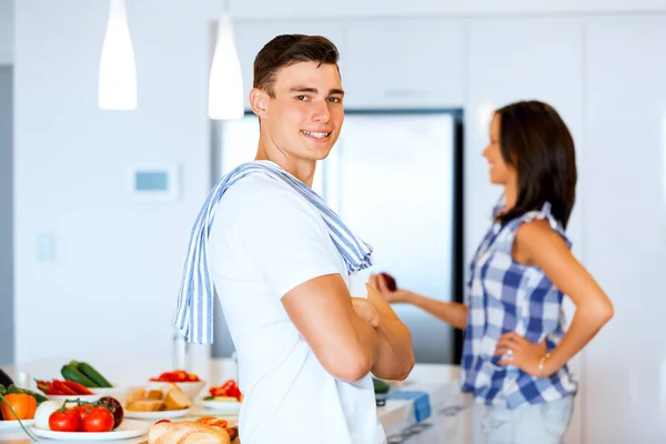 Giovane in piedi in cucina e sorridente — Foto Stock