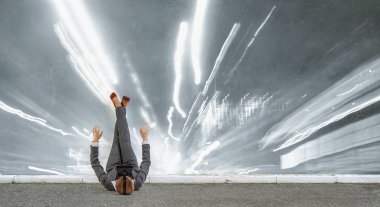 Sanal gerçeklik yaşıyor. Karışık teknik