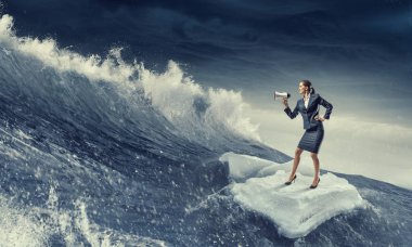 Sörf denizde yüzen buz kütlesi. Karışık teknik