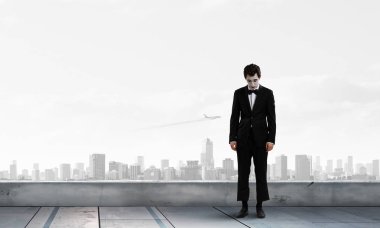 Üzgün seyir siyah elbiseli adam MIME. Karışık teknik