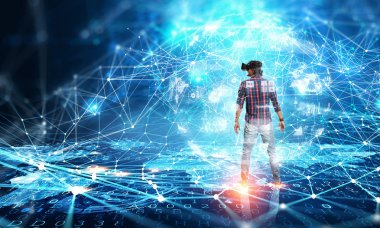 Genç adam ekose desenli gömlek sanal kask giyiyor. Karışık teknik