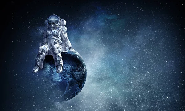 Космонавт в скафандре на глобусе. Смешанные медиа — стоковое фото