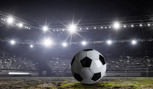 サッカー ゲームのコンセプト。ミクスト メディア — ストック写真