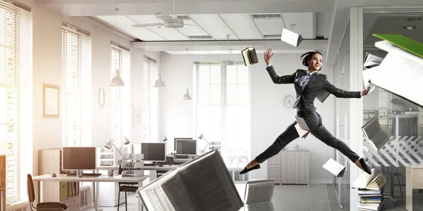 Femme d'affaires dansante au bureau. Techniques mixtes — Photo