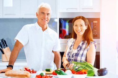 Olgun çift evde yemek