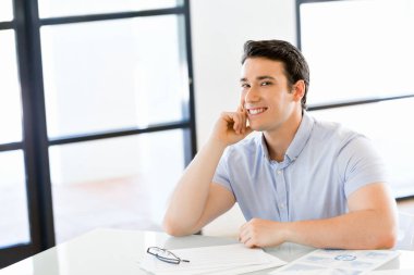 Ofiste rahat genç adam