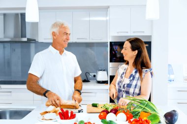 Olgun çift evde yemek