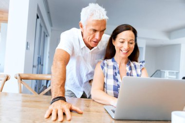 Mutlu modern Olgun çift üstünde laptop evde çalışma