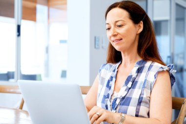 Onu laptop çalışan olgun güzel kadın