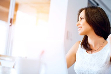 Onu laptop çalışan genç güzel kadın