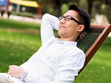 Genç işadamı Park onun mola sırasında rahatlatıcı