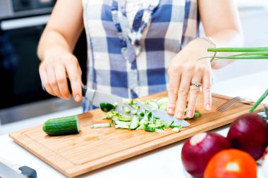 Erkek kesim salatalık eller