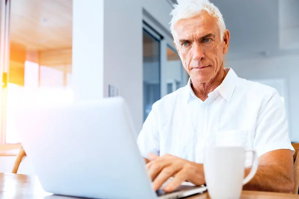 Homem trabalhando no laptop em casa — Fotografia de Stock