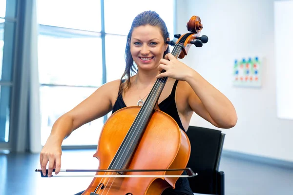 Femme jouant du violoncelle — Photo