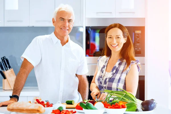 Pareja madura cocinando en casa —  Fotos de Stock