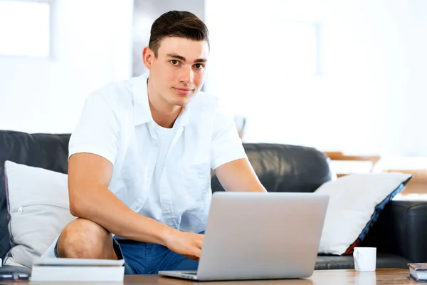 Człowiek pracujący na laptopie w domu — Zdjęcie stockowe