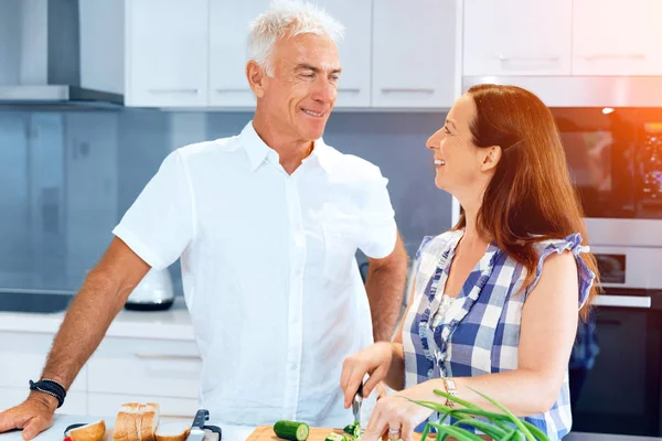 Ouder paar thuis koken — Stockfoto